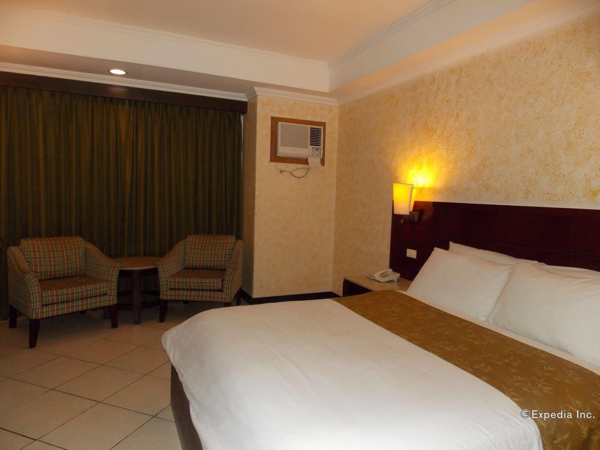 Mo2 Westown Hotel - Mandalagan Баколод Екстер'єр фото